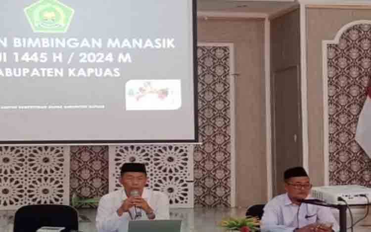 Kepala Kemenag Kapuas Hamidhan saat pimpin rapat persiapan manasik haji, bertempat di Aula Kemenag setempat. (FOTO: IST)