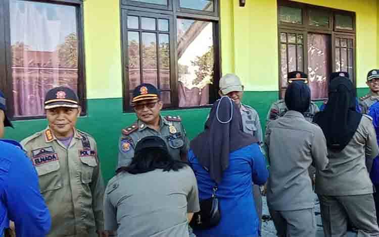 Suasana saat personel Satpol PP dan Damkar Kapuas saat apel kesiapan, bertempat di halaman kantor setempat. (FOTO: IST)