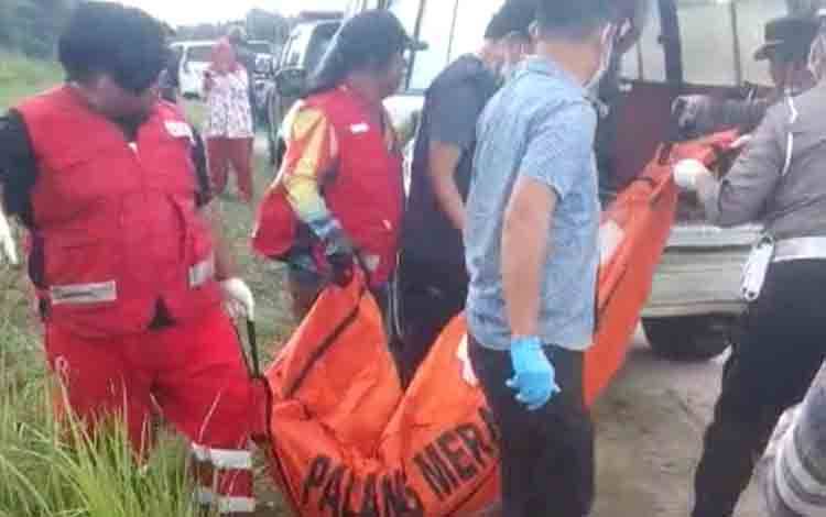 Mayat pria yang ditemukan warga di dalam parit saat hendak dievakuasi oleh PMI Kotim dan Polisi Jalan Jenderal Sudirman Km 14, Sampit, Kabupaten Kotim. (FOTO: IST)