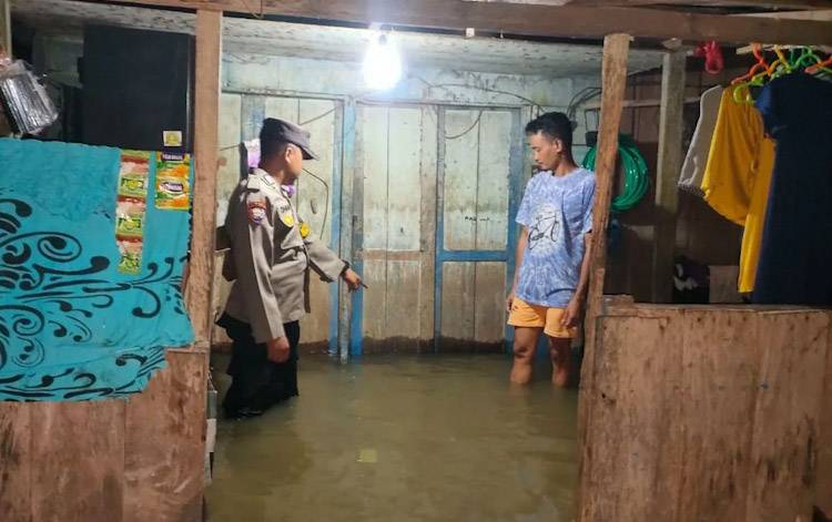 Kondisi banjir yang merendam Desa Nanga Mua, Kecamatan Arut Utara
