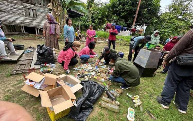 Tim Dinas Lingkungan Hidup Palangka Raya saat melakukan sosialisasi pengurangan sampah (Foto : PATHUR)