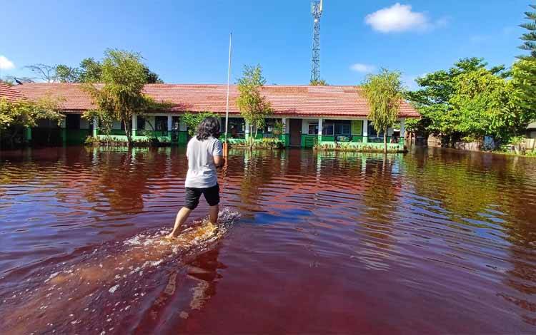 Banjir di halaman SDN 3 Sawahan, Selasa, 16 April 2024. (FOTO: DEWIP)