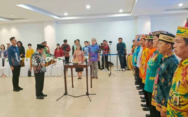 Suasana saat Pj Bupati Kapuas, Erlin Hardi melantik 12 pejabat pimpinan tinggi pratama, bertempat di ruang rapat Rujab Bupati Kapuas, Kamis, 18 April 2024. (FOTO: IST)