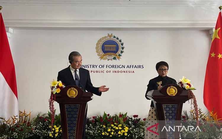 Menteri Luar Negeri China Wang Yi (kiri) bersama Menteri Luar Negeri RI Retno Marsudi saat menyampaikan pernyataan pers bersama di kantor Kementerian Luar Negeri, Jakarta, Kamis (18/4/2024). ANTARA/Nabil Ihsan