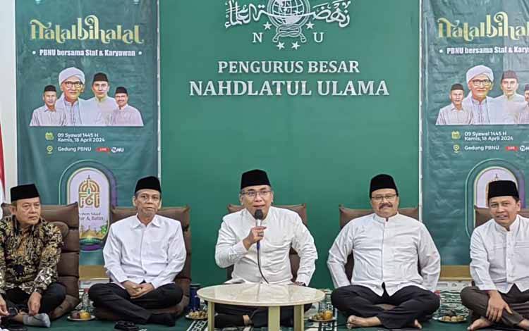 Ketua Umum PBNU Yahya Cholil Staquf (tengah) saat acara Halal Bi Halal di Gedung PBNU, Jakarta, Kamis (18/4/2024). (ANTARA/Asep Firmansyah)