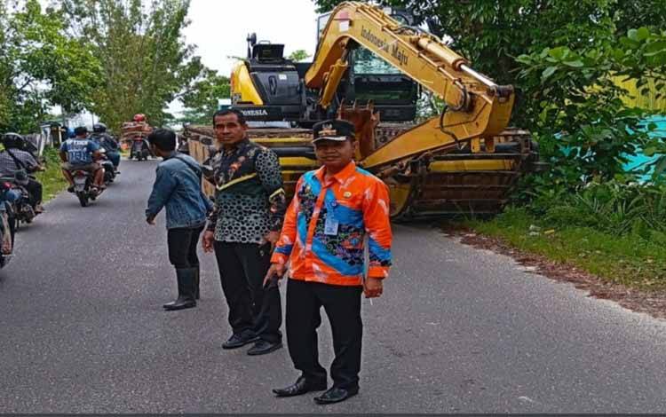Camat Baamang Sufiansyah mengawal pergeseran excavator amfibi menuju muara Sungai Baamang, Kamis, 18 April 2024. (FOTO: Kecamatan Baamang)