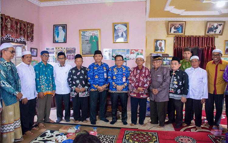 Pj Bupati Kapuas, Erlin Hardi bersama sejumlah tokoh agama dari wilayah pasang surut. (FOTO: IST)