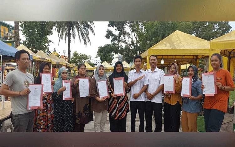 Sejumlah pelaku UMKM Istana Kuning Pangkalan Bun Kabupaten Kobar sudah mendapatkan sertifikat halal (FOTO: ISTIMEWA)