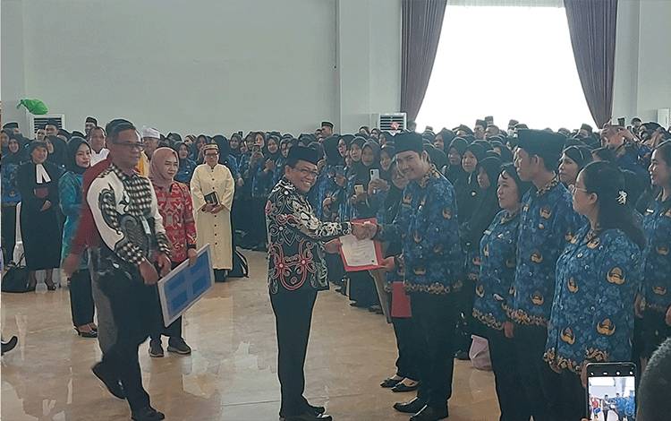 Pj Bupati Kapuas, Erlin Hardi secara simbolis menyerahkan SK kepada perwakilan PPPK yang diangkat pada Kamis, 18 April 2024. (FOTO: DODI)