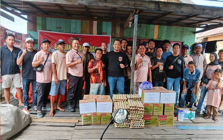 Tim Resmob Satreskrim Polres Kapuas atau Macan Kapuas saat serahkan bantuan untuk korban kebakaran di Desa Pulau Mambulau. (FOTO: IST)