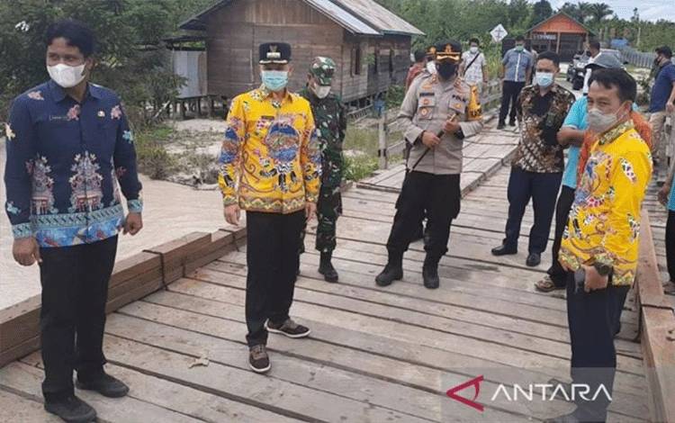 Foto Arsip - Bupati Gunung Mas Jaya S Monong didampingi Kepala DPU Baryen saat meninjau Jembatan Sei Rawi II. ANTARA/Chandra
