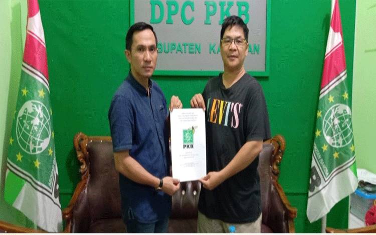 Budy Hermanto (kiri) bersama Ketua DPC PKB, Sufian saat mendaftar maju pilkada Katingan.