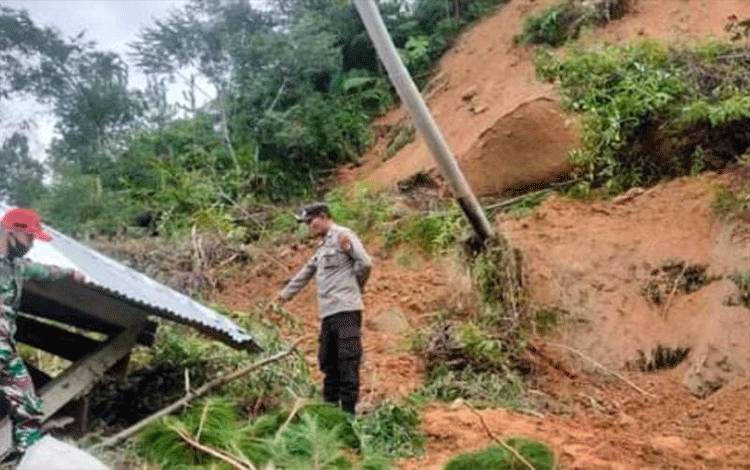 Satu rumah warga di Dusun Lemo, Desa Saluassing Kecamatan Bambang Kabupaten Mamasa Provinsi Sulawesi Barat (Sulbar) akibat tertimpa tanah longsor.