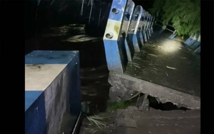Jembatan Jurangmangu di Desa Purwosono yang putus akibat diterjang banjir lahar dingin Gunung Semeru pada Kamis (18/4/2024) malam. (ANTARA/HO-Kades Purwosono)