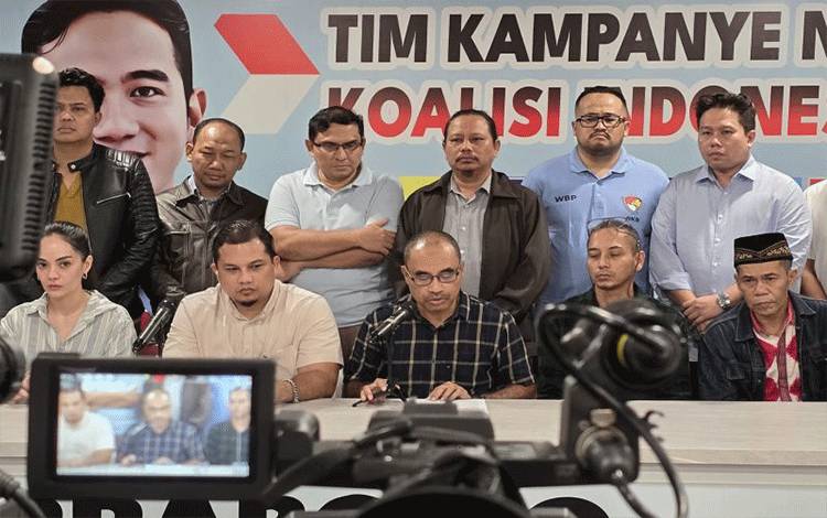 Komanda TKN Golf Haris Rusli Moti (tengah depan) saat memberikan keterangan pers di Jakarta, Kamis (18/4/2024). ANTARA/HO-TKN Prabowo-Gibran.