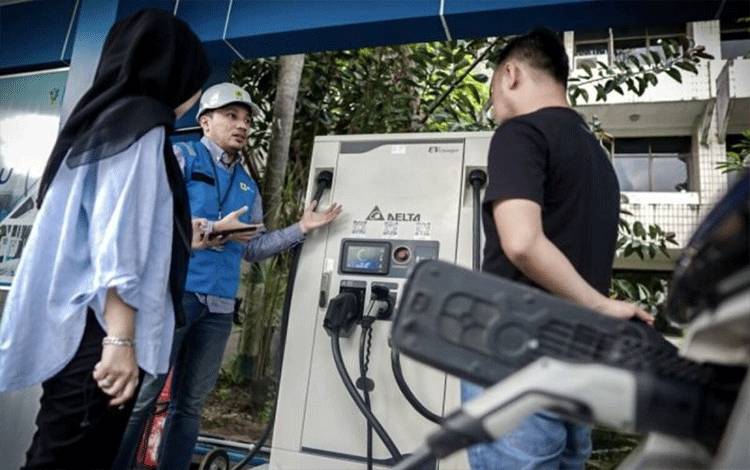 Petugas PLN menjelaskan fasilitas pengisian daya kendaraan listrik kepada pengguna di SPKLU yang berada di Kantor PLN UID Kalselteng, Kota Banjarbaru, Kalimantan Selatan, beberapa waktu lalu. ANTARA/HO-PLN UID Kalselteng