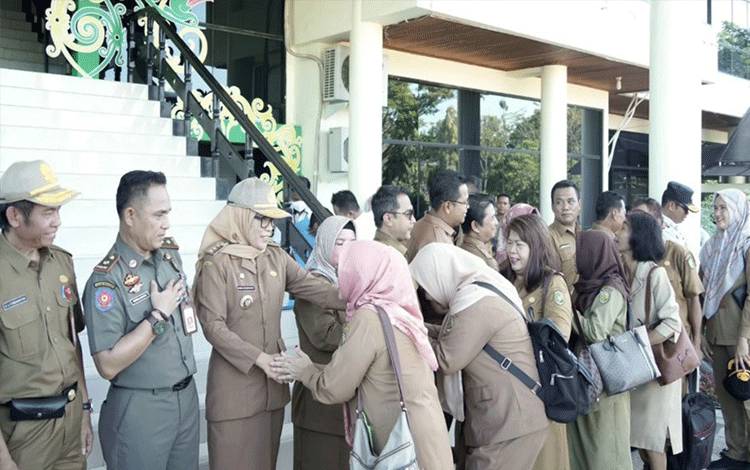 Pj Wali Kota Palangka Raya, Hera Nugrahayu bersalaman dengan ASN dan PTT. (FOTO: HUMAS)