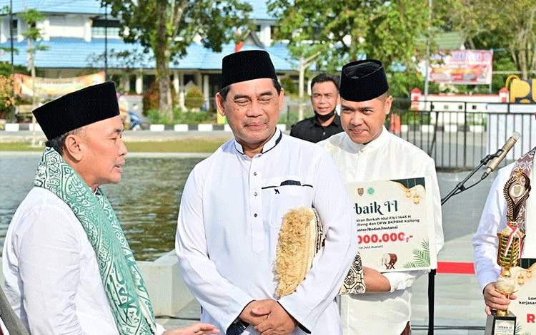 Plt. Kepala Disdik Kalteng, M Reza Prabowo (kanan) saat menerima piagam lomba pawai takbiran Kalteng. (FOTO:DISDIK KALTENG)