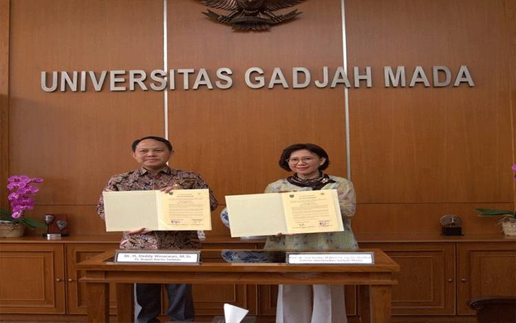Pj Bupati Barsel, Deddy Winarwan bersama Rektor UGM Ova Emilia usai menandatangani MoU. (FOTO : URIUTU DJAPER)