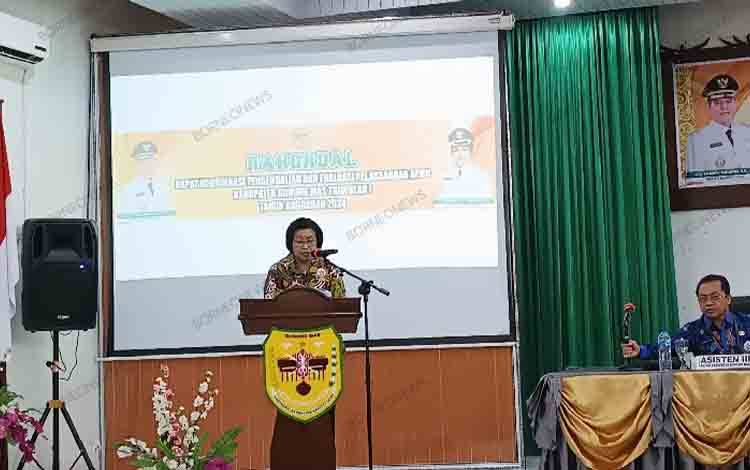 Wakil Bupati Gunung Mas Efrensia L.P Umbing saat membacakan sambutan Bupati Jaya S Monong pada kegiatan rakordalev realisasi APBD triwulan I, Jumat, 19 April 2024.