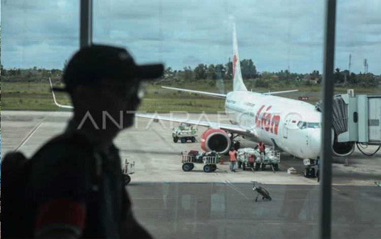 Foto Arsip - Penumpang berjalan menuju gerbang keberangkatan di Bandara Tjilik Riwut, Palangka Raya. (ANTARA/Makna Zaezar)