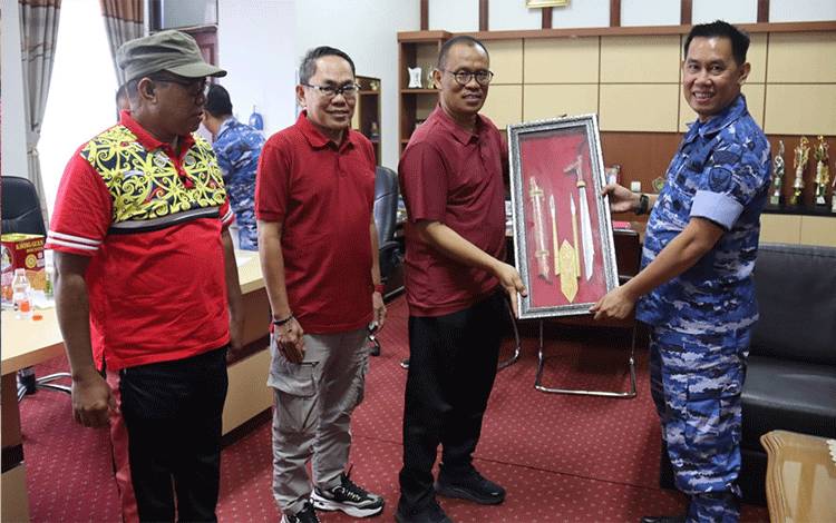 Pj Sekda Seruyan dr Bahrun Abbas menyerahkan cinderamata kepada Komandan Pangkalan TNI Angkatan Udara Iskandar Letkol Pnb David Moningka (foto : PROKOM SERUYAN )