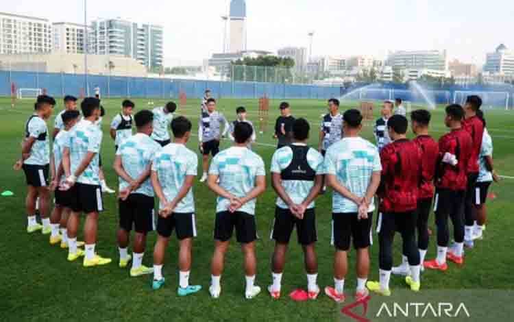 Pelatih Timnas U-23 Indonesia Shin Tae-yong memberikan arahan kepada para pemain dalam sesi latihan menyambut laga uji coba di Dubai, Uni Emirat Arab, Selasa (3/4/2024). (ANTARA/HO-PSSI/am)