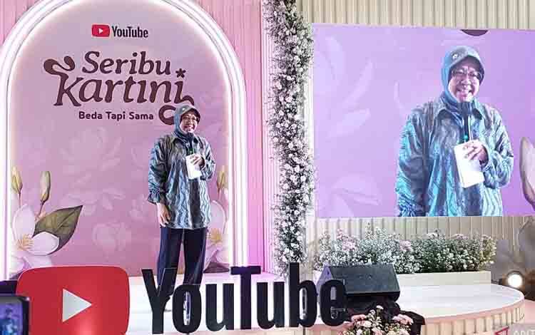 Menteri Sosial Tri Rismaharini menghadiri acara bertajuk "YouTube Seribu Kartini Beda Tapi Sama" di Jakarta, Jumat (19/4/2024) (ANTARA/Fitra Ashari)
