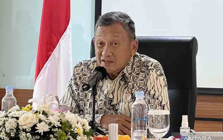Menteri Energi dan Sumber Daya Mineral (ESDM) Arifin Tasrif memberi keterangan di Kantor Direktorat Jenderal Minyak dan Gas (Migas), Jakarta, Jumat (19/4/2024). ANTARA/Putu Indah Savitri
