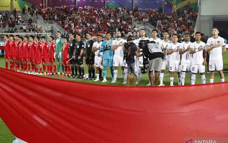 Para pemain Indonesia (berbaju putih) dan pemain Vietnam berdiri menyanyikan lagu kebangsaannya sebelum dimulainya pertandingan sepak bola Grup D Piala Asia AFC Qatar 2023 antara Vietnam dan Indonesia di Stadion Abdullah bin Khalifa Doha pada 19 Januari 2024.