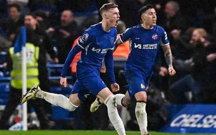 Gelandang serang Chelsea Cole Palmer (kiri) merayakan gol kemenangan atas Manchester United di Stamford Bridge. (Glyn KIRK / AFP)