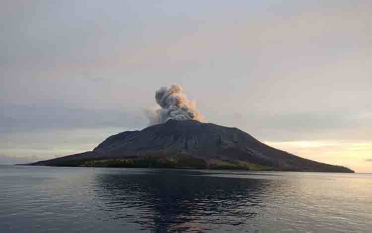 Gunung Ruang di Kepulauan Sitaro, Sulawesi Utara masih mengeluarkan asap vulkanik, Jumat (19/4/2024) (ANTARA/HO-Basarnas)