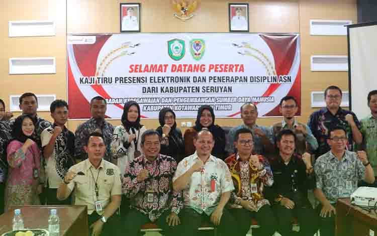 Jajaran Pemkab Seruyan foto bersama pada kegiatan Kaji Tiru ke BKPSDM Kabupaten Kotawaringin Timur. (FOTO: IST)