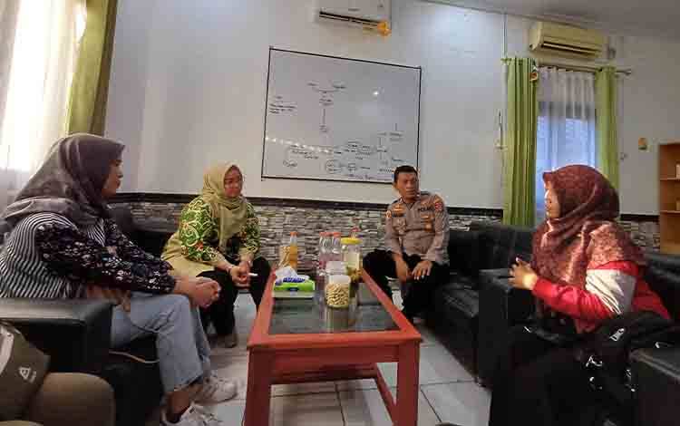 Wakil Bupati Kotawaringin Timur Irawati, Kapolsek Kota Besi Iptu Rohman Hakim dan Kepala UPTD PPA berbincang setelah mengunjungi korban asusila, Jumat, 19 April 2024. (FOTO: DEWIP)