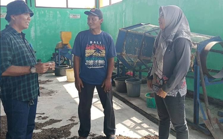 Kepala Bidang PSLB3 DLH Palangka Raya Teguh Jaya Permana saat melakukan pembinaan kepada pengurus TPS3R Jalan Merdeka (Foto : PATHUR)