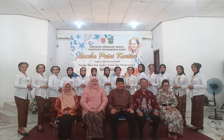 Pj Bupati Kobar Budi Santosa (tengah) foto bersama dengan seluruh peserta Lomba Putri Kartini Tingkat SMA/Sederajat "Kartini Masa Kini, Cerdas, Peduli, dan MenginspirasiTahun 2024, Sabtu, 20 April 2024 (FOTO: NURITA)