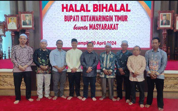 Bupati Kotawaringin Timur Halikinnor foto bersama warga saat halal bihalal di Aula Rumah Jabatan, Sabtu, 20 April 2024. (FOTO: IST)