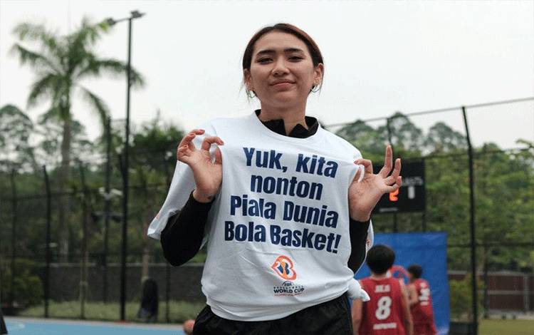 Atlet voli nasional Yolla Yuliana turut mempromosikan Piala Dunia FIBA 2023 Indonesia dalam acara "Basketball Meet Up" yang diselenggarakan di Bintaro Jaya Xchange Mall Tangerang Selatan , pada Sabtu (15/7). ANTARA/HO-FIBA