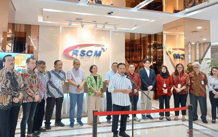 Direktur Utama RSUPN RSCM dr. Supriyanto dalam konferensi pers terkait keberhasilan RSCM menangani transplantasi hati pada pasien dewasa pada Minggu (21/4/2024). (ANTARA/Lintang Budiyanti Prameswari)