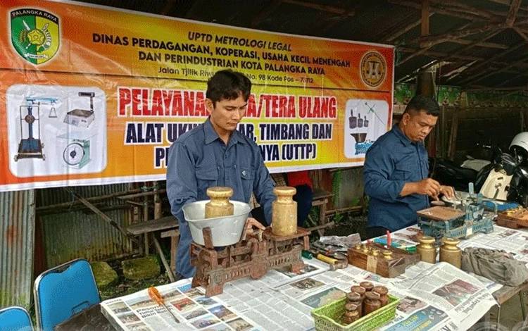 Staff UPT Meteorologi Legal Palangka Raya saat melakukan sidang tera ulang kepada alat timbang di pasar Rajawali (Foto : UPTD Metrologi Legal DPKUKMP Palangka Raya)