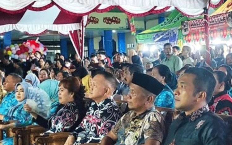 Ketua Komisi I DPRD Kapuas, Lawin (dua dari kanan) saat hadiripembukaan Kapuas Expo 2024, bertempat di lapangan Bukit Ngalangkang Kota Kuala Kapuas, tadi malam. (FOTO: IST)