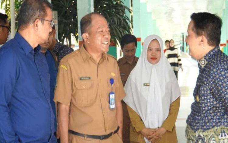 Direktur RSUD Sultan Imanuddin Pangkalan Bun dr Fachruddin saat menerima kunjungan dari BPJS. (Foto : ISTIMEWA)