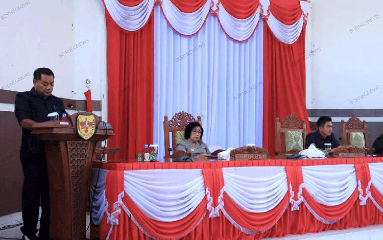 Juru bicara Fraksi Demokrat DPRD Gunung Mas Untung Jaya Bangas saat menyampaikan pandangan fraksinya. (FOTO: IST)