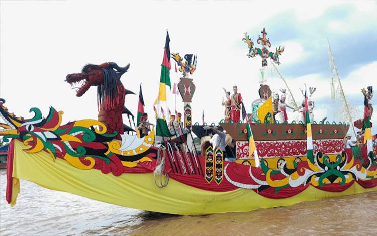 FBIM Kalteng saat menampilkan perahu hias (Foto:MARINI)