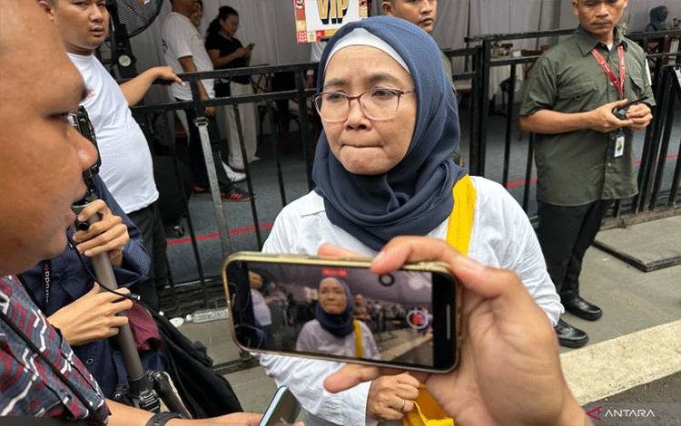 Komisioner Komnas Perempuan Siti Aminah Tardi saat memberikan keterangan di Gedung Bawaslu RI, Jakarta, Minggu (21/4/2024). (ANTARA/Rio Feisal)