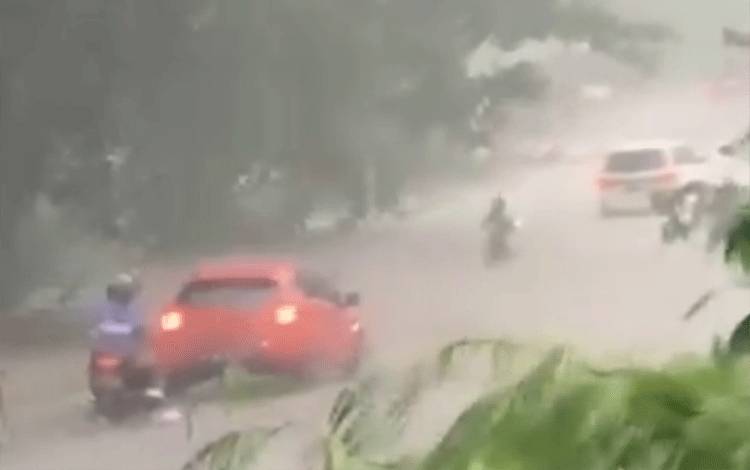Tangkapan layar dari video warganet yang menunjukan kendaraan melintasi Jalan Utama Pasir Panjang tegenang banjir. (Foto : ISTIMEWA)