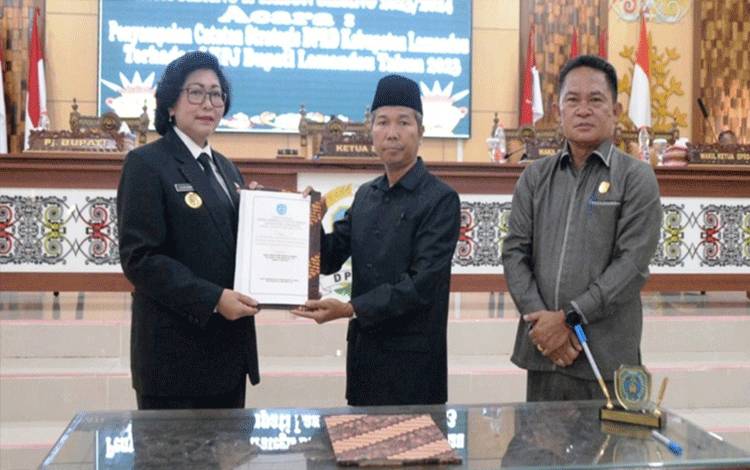 Ketua DPRD Kabupaten Lamandau Herianto menyerahkan dokumen catatan strategis terkait LKPJ Bupati Lamandau tahun 2023. (FOTO : HENDI NURFALAH)