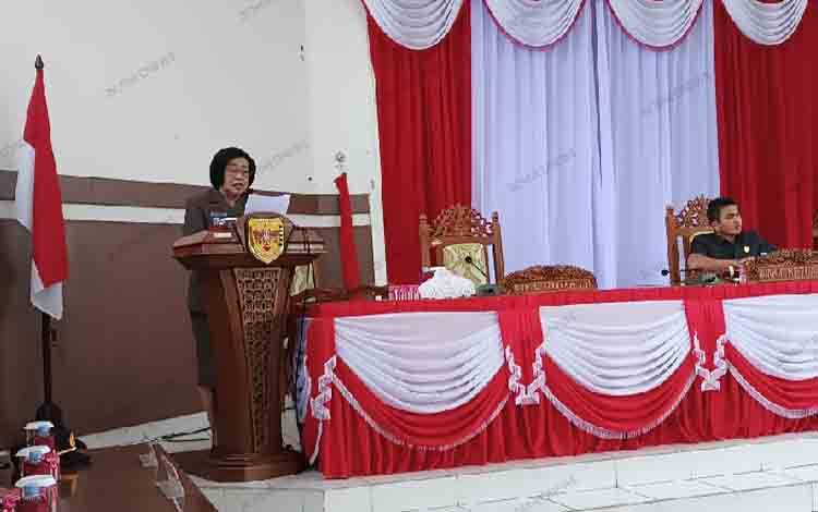  Wakil Bupati Gunung Mas Efrensia L.P Umbing saat membacakan pidato Bupati Jaya S Monong tentang jawaban pemkab terhadap pandangan fraksi-fraksi pendukung dewan, Senin, 22 April 2024. (FOTO: RISKA YULYANA)