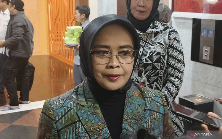 Arsip foto - Hakim Mahkamah Konstitusi Enny Nurbaningsih berbicara dengan awak media di Mahkamah Konstitusi, Jakarta, Jumat (5/4/2024). ANTARA/Nadia Putri Rahmani