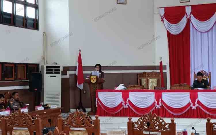 Wakil Bupati Gunung Mas Efrensia L.P Umbing saat membacakan pidato Bupati Jaya S Monong pada rapat paripurna, Senin, 22 April 2024. (FOTO: RISKA YULYANA)